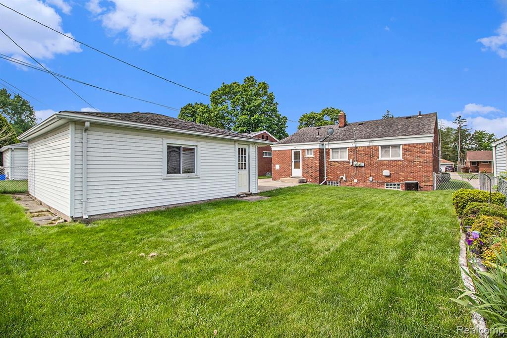 9592 SARASOTA, Redford, MI 48239 — Photo 24