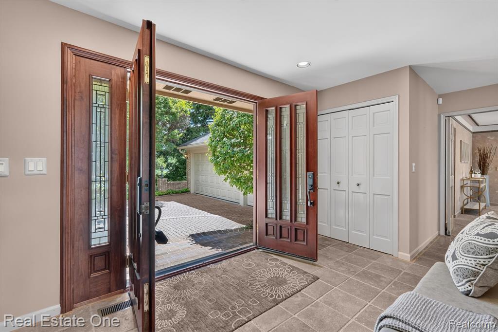 5161 Ledgewood Drive, Commerce Twp, MI 48382 — Photo 11