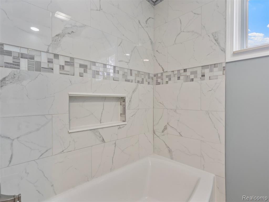 396 W PEARL Avenue, Hazel Park, MI 48030 — Photo 13