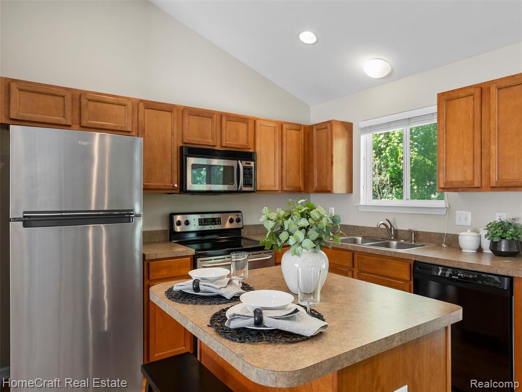 5930 FORESTAL Drive, Waterford, MI 48327 — Photo 13