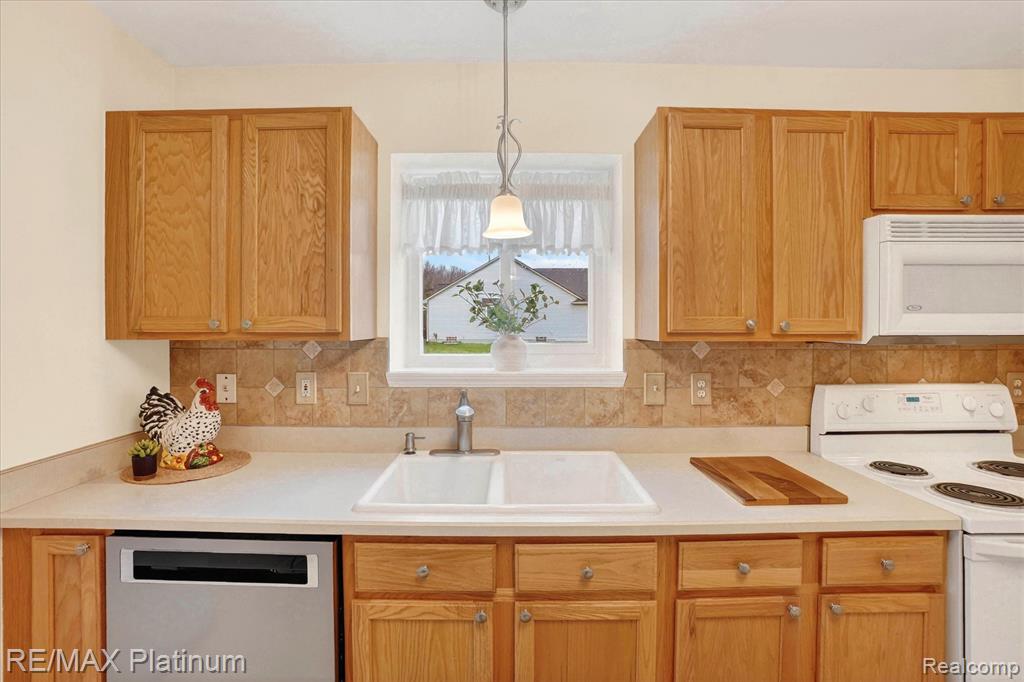 3341 DEWDROP, Howell, MI 48843 — Photo 17
