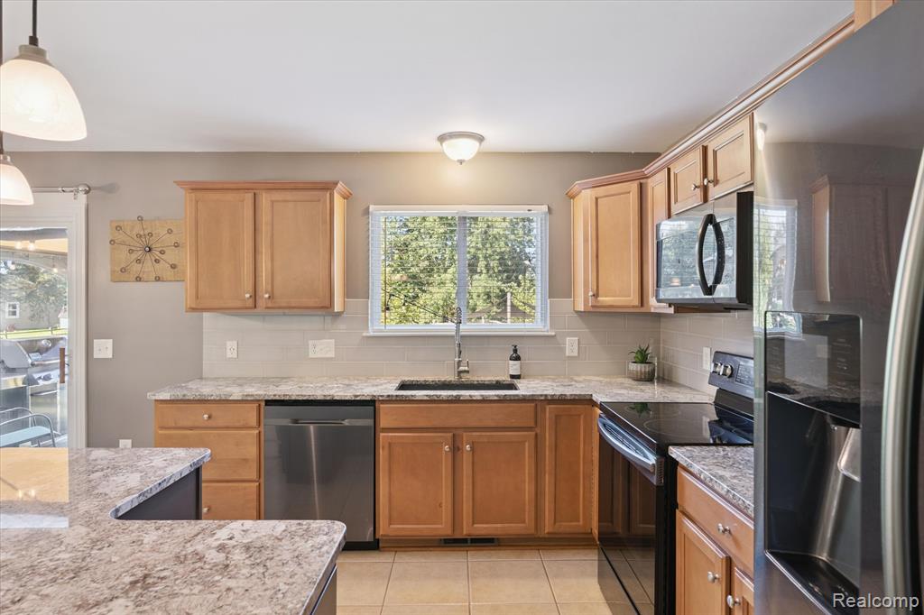 7056 Glenmeadow Court, Grand Blanc, MI 48439 — Photo 19