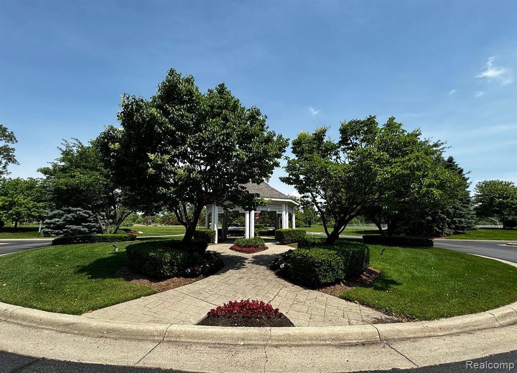 4043 BERKSHIRE Drive, Sterling Heights, MI 48314 — Photo 35