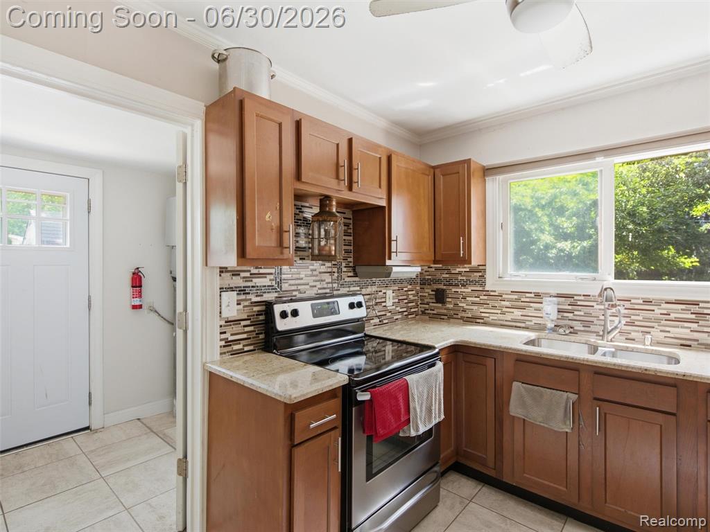 8241 Janis Street, Utica, MI 48317 — Photo 10
