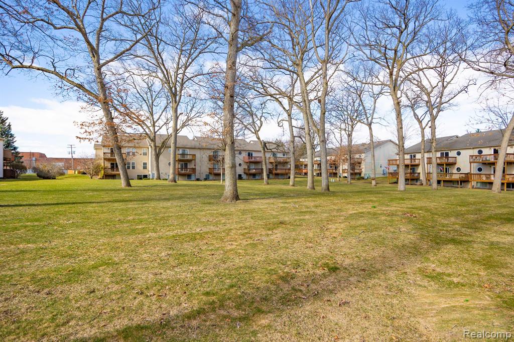 4933 OAK HILL Drive, Waterford, MI 48329 — Photo 24