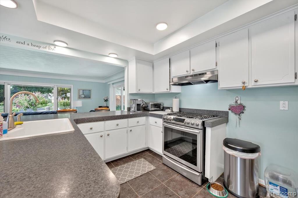 724 Lynndale Drive, Rochester Hills, MI 48309 — Photo 9