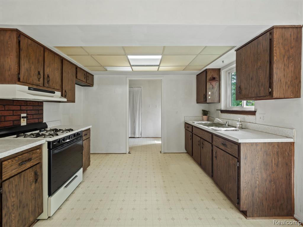 43667 DEQUINDRE Road, Troy, MI 48085 — Photo 11