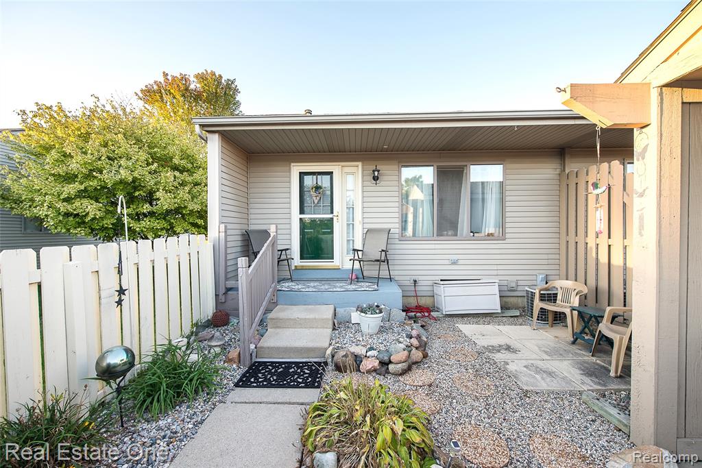 62351 ARLINGTON Circle, 1, South Lyon, MI 48178 — Photo 4