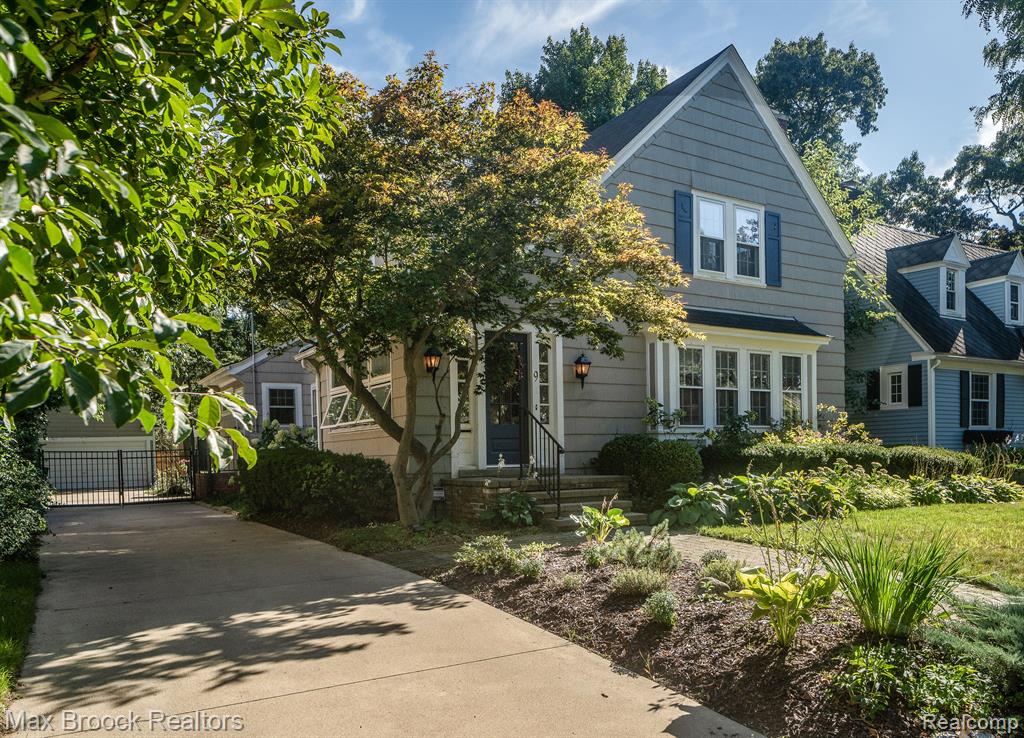 9 WOODSIDE PARK Boulevard, Pleasant Ridge, MI — front exterior