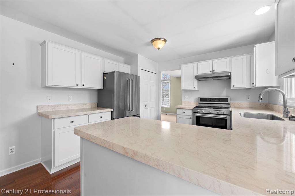 40121 Streamwood Court, Sterling Heights, MI 48310 — Photo 12