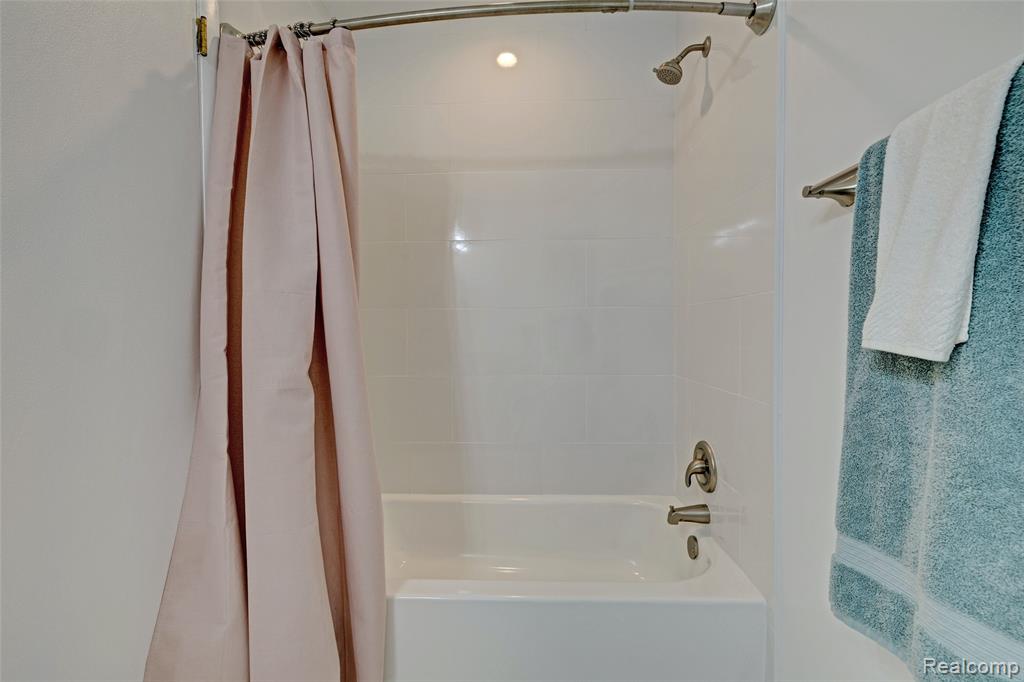 5936 Warbler Drive, Clarkston, MI — Photo 32