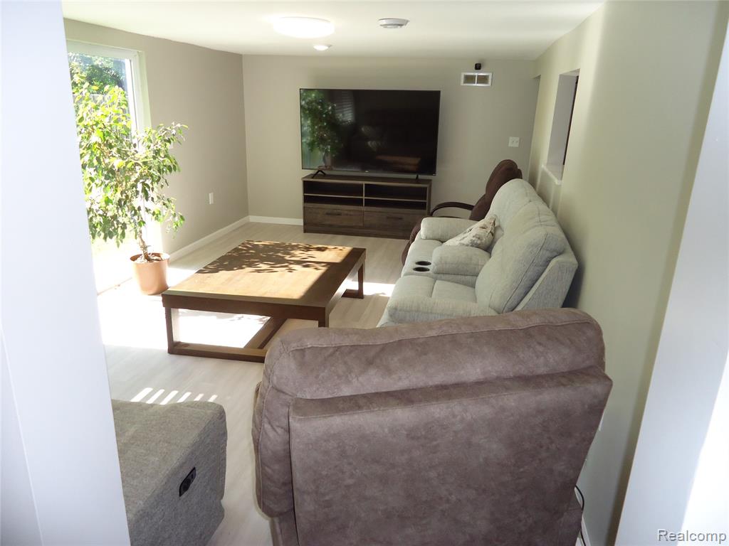 370 Adams Road, Saginaw, MI 48609 — Photo 12