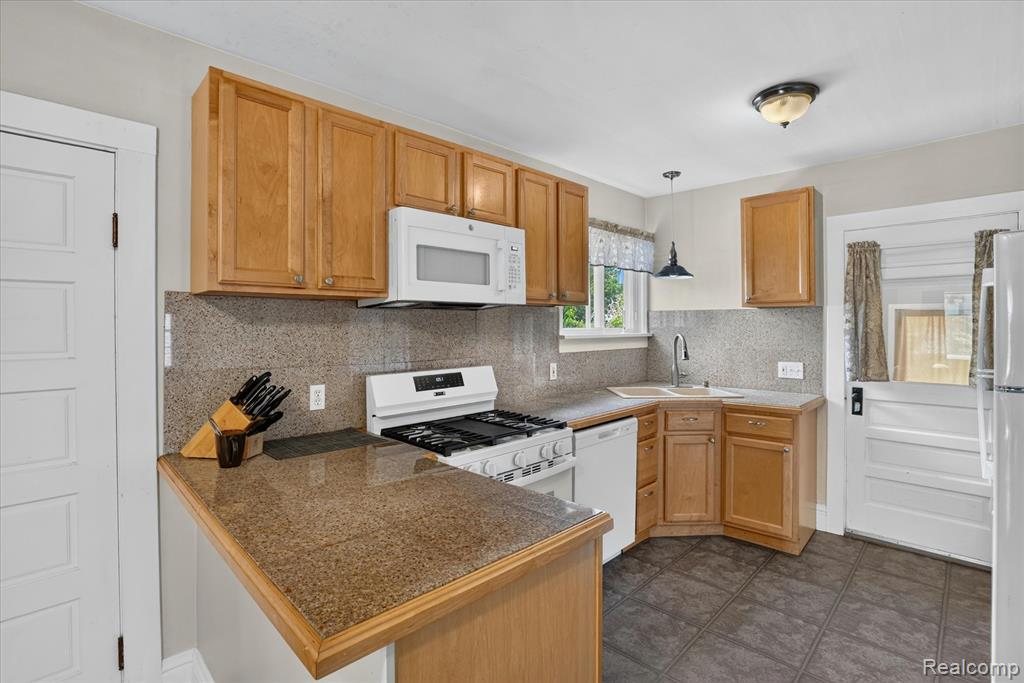 410 S Center Street, Howell, MI 48843 — Photo 7
