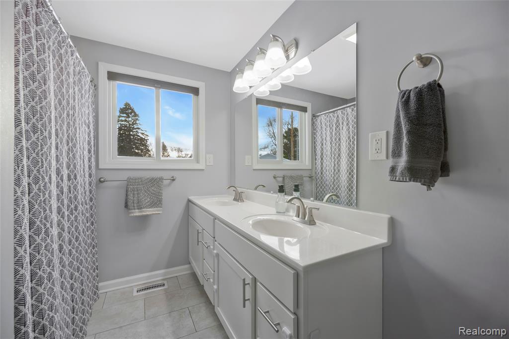 9488 Brookway Court, Goodrich Vlg, MI — Photo 34