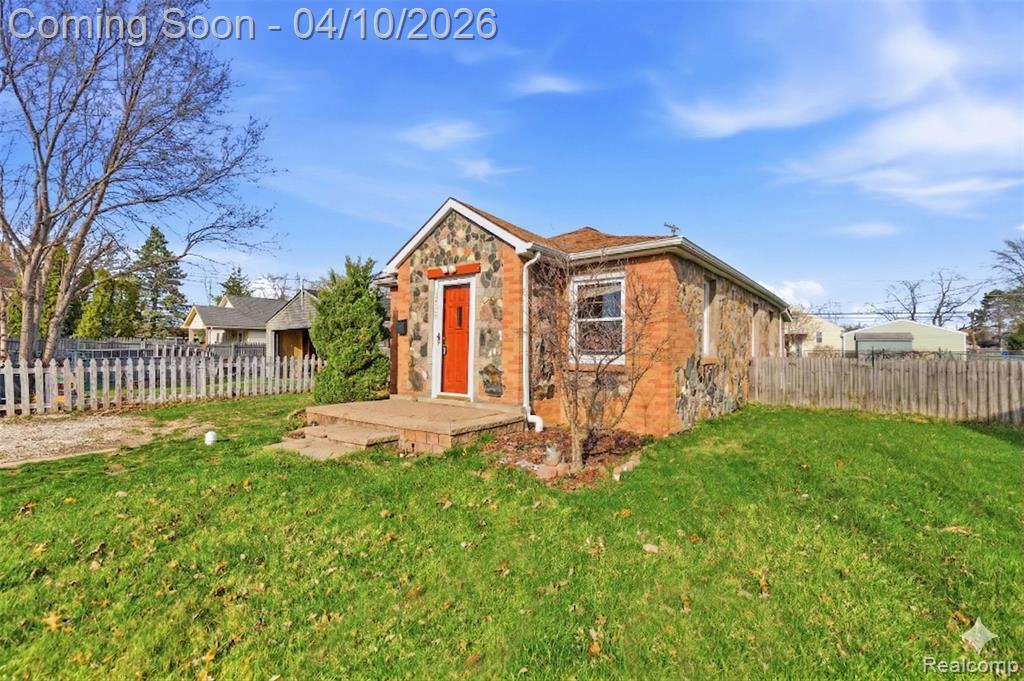 33524 Duncan, Fraser, MI 48026 — Photo 2