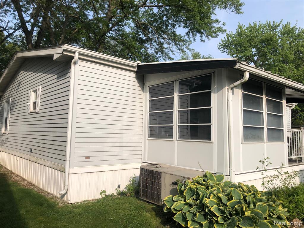 608 Holly Court, Jonesville, MI 49250 — Photo 5