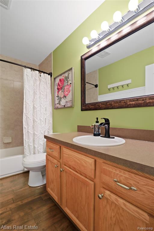 4028 Grand Oaks Court, Burton, MI 48519 — Photo 31