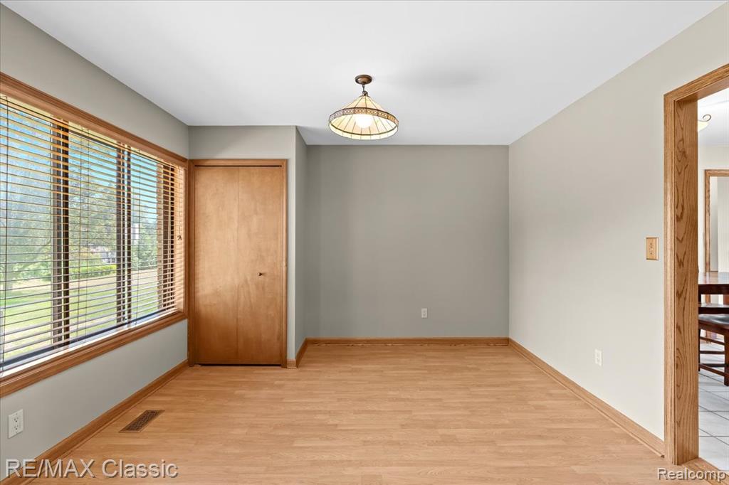 4432 Ravinewood Drive, Commerce Twp, MI 48382 — Photo 15