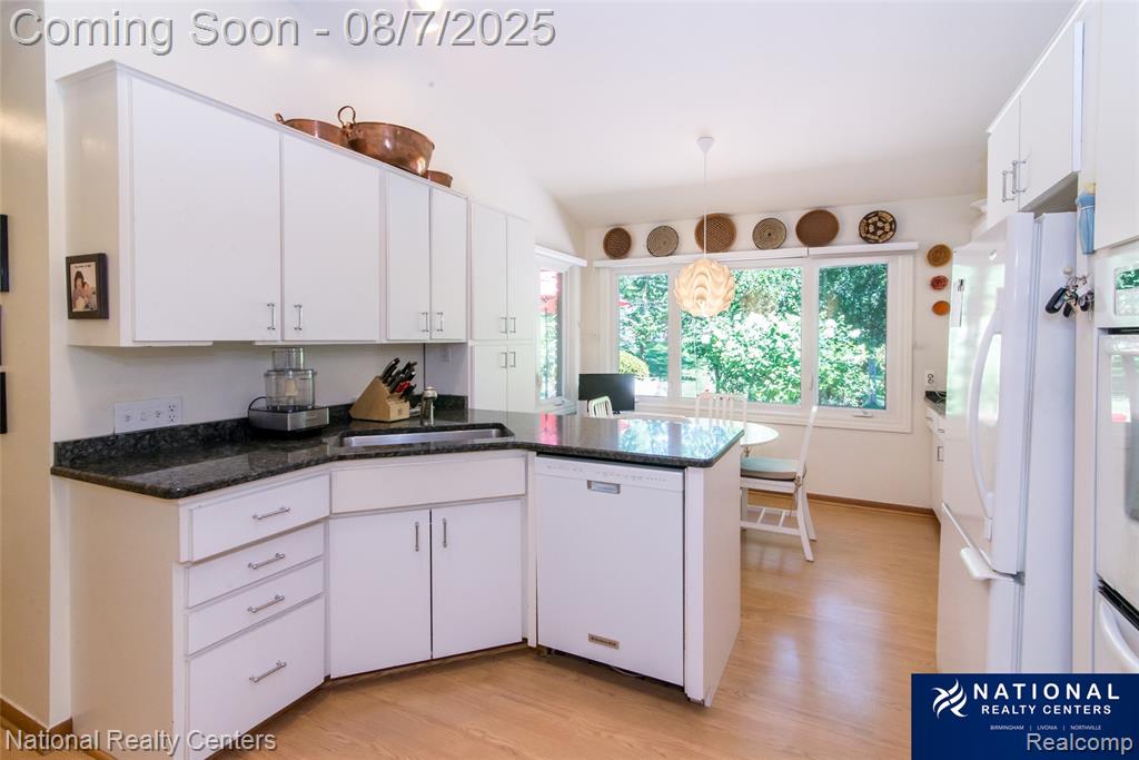 4933 Malibu Drive, Bloomfield Hills, MI 48302 — Photo 32