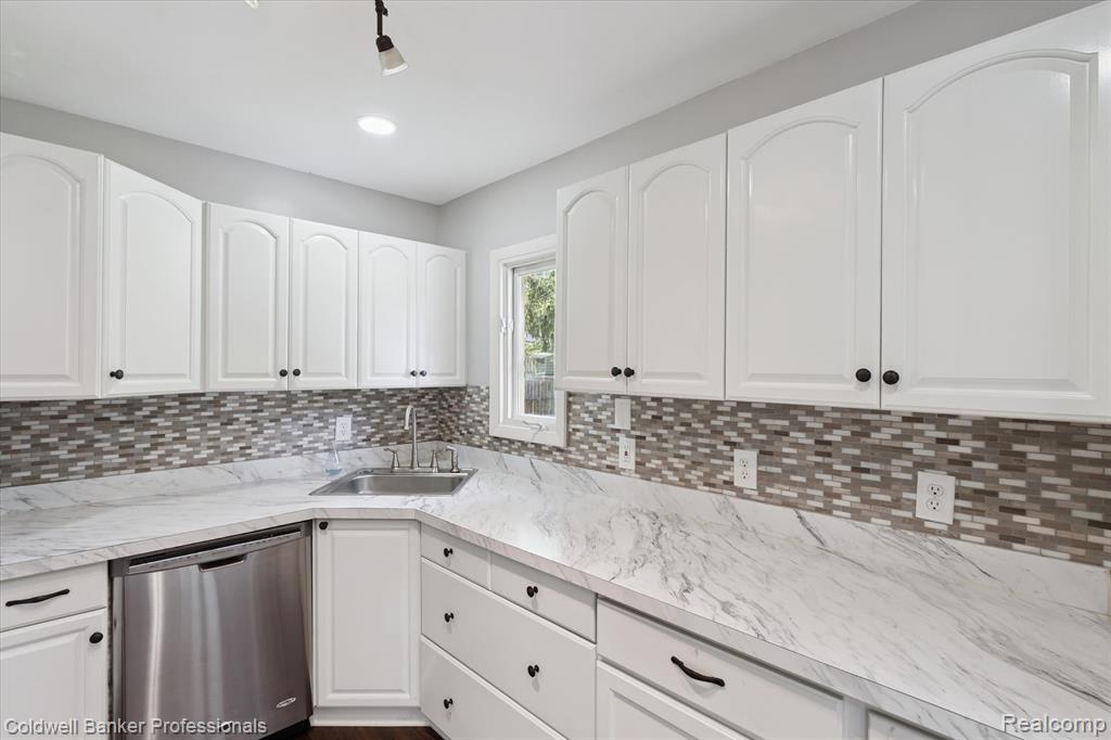 6314 Woodsdale Drive, Grand Blanc, MI 48439 — Photo 16