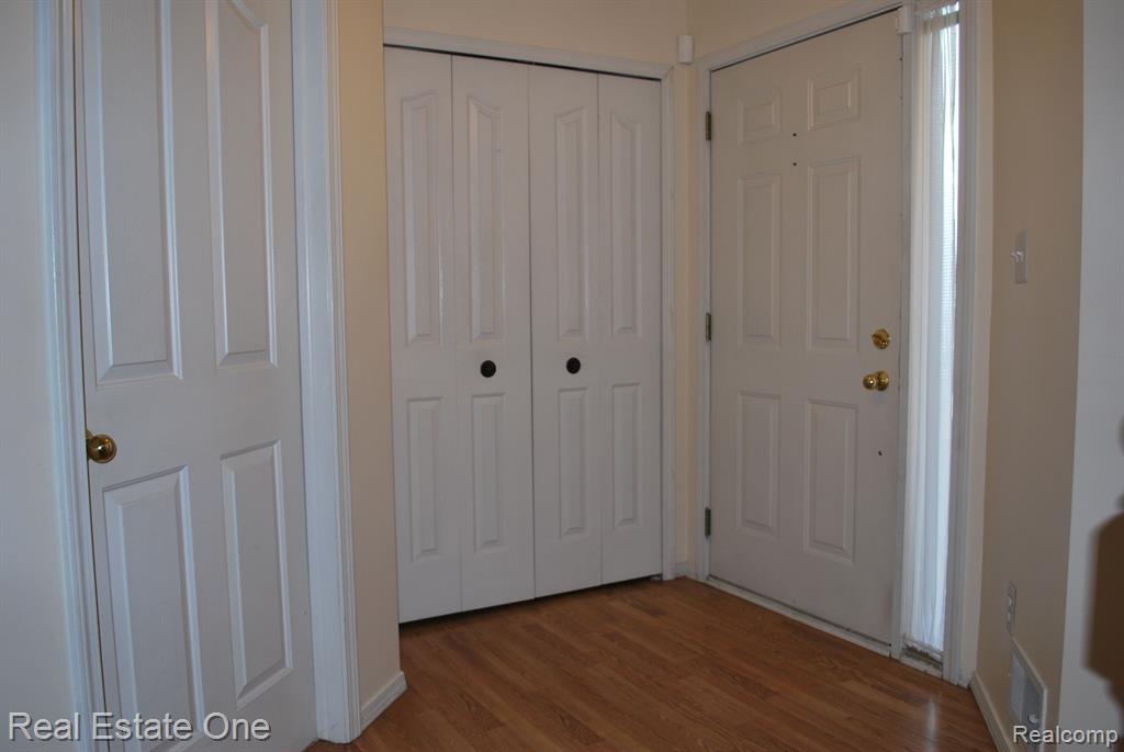 697 RAVENCREST Lane, 5, Westland, MI — Photo 6