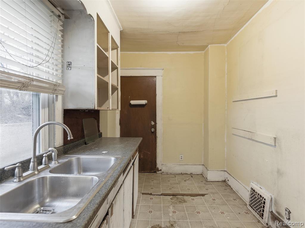 42 Pingree Avenue, Pontiac, MI 48342 — Photo 9