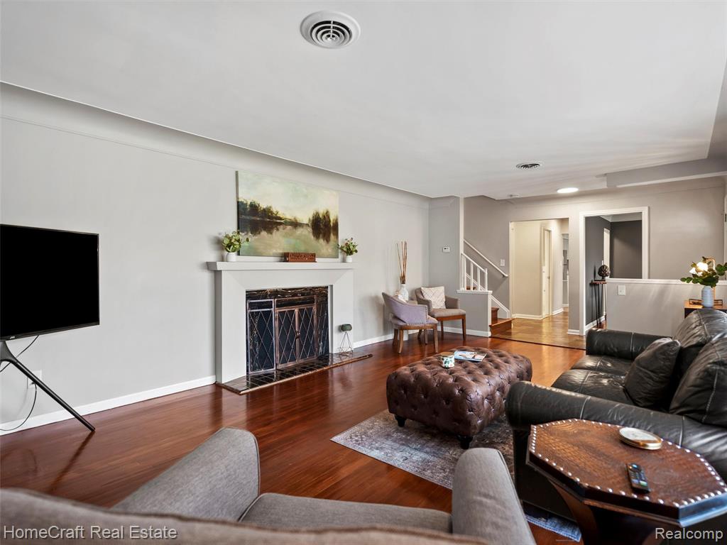 28626 SUNSET Boulevard W, Lathrup Village, MI 48076 — Photo 4