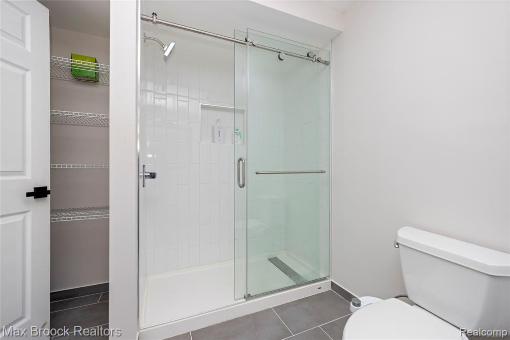 6986 Crosswell Drive, West Bloomfield, MI — Photo 53