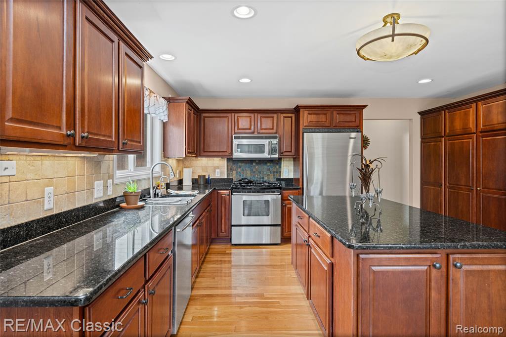 4930 Menominee Lane, Clarkston, MI 48348 — Photo 24