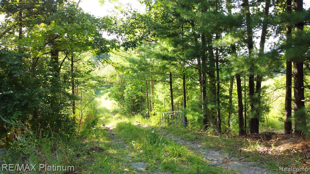 2750 KENSINGTON ROAD, Milford, MI 48380 — Photo 2