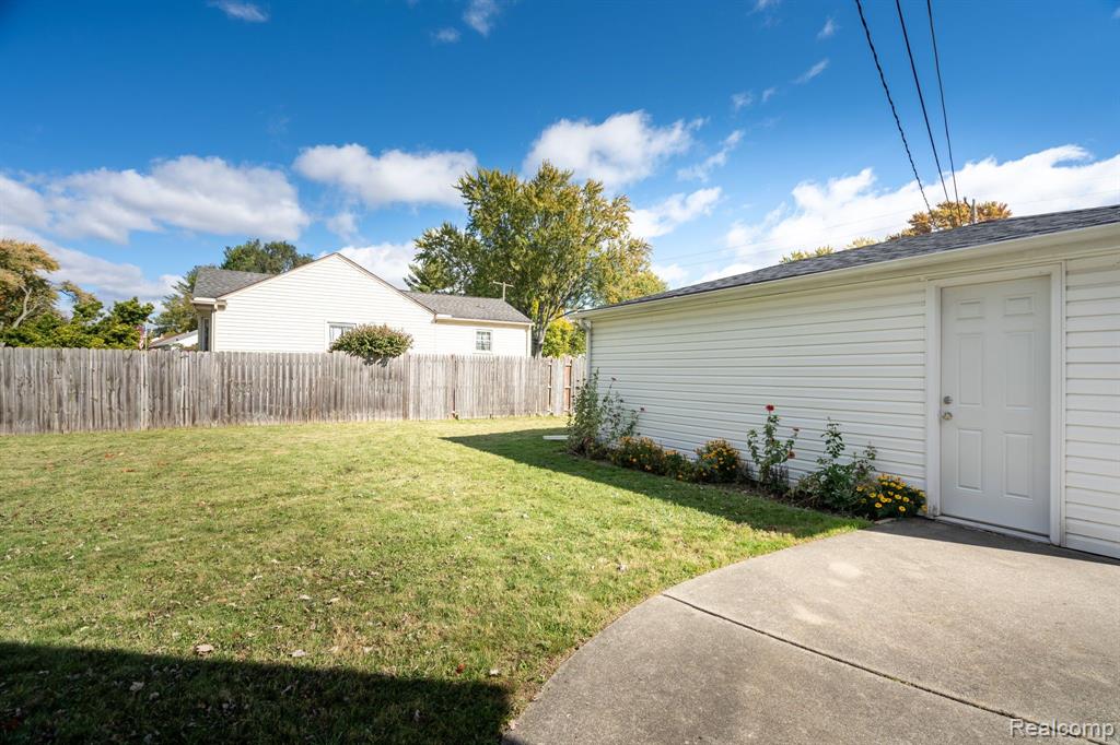 569 Chippewa Street, Mount Clemens, MI 48043 — Photo 23