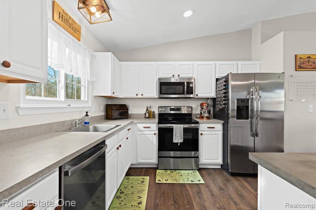 573 CARRIAGE HILL Drive, Fenton, MI 48430 — Photo 10