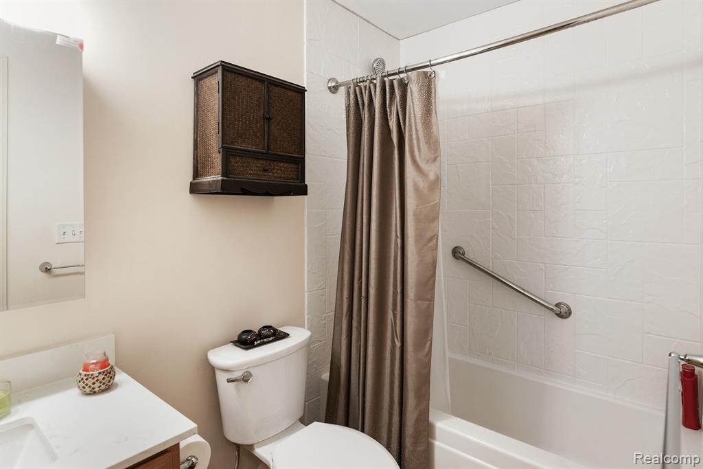 21208 CHESAPEAKE Circle, Walled Lake, MI 48390 — Photo 15
