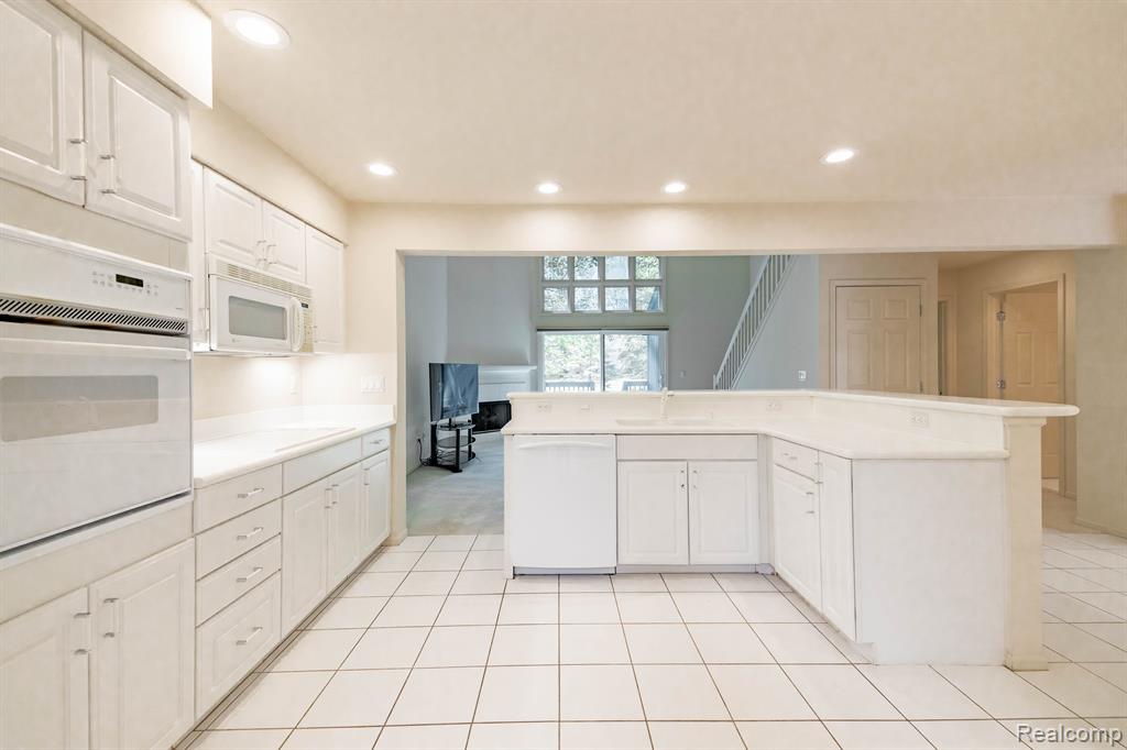 9854 HAWTHORNE GLEN Drive, Grosse Ile, MI 48138 — Photo 12