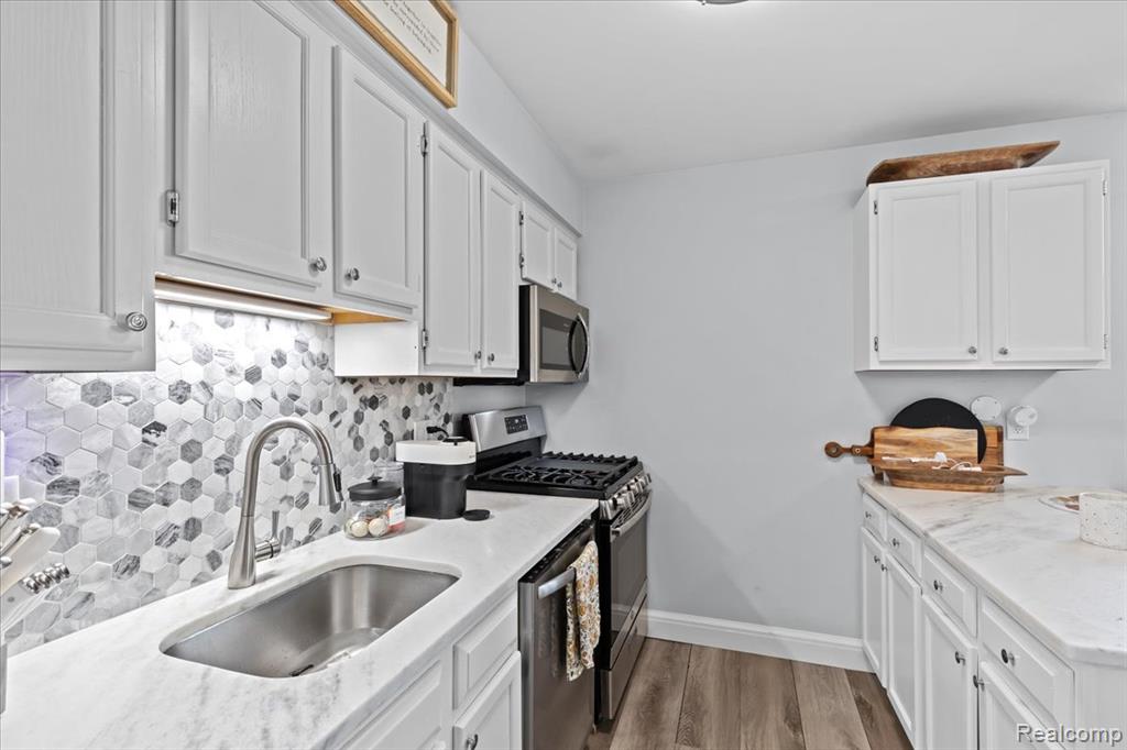 1611 Cass Lake Road, D, Keego Harbor, MI 48320 — Photo 8