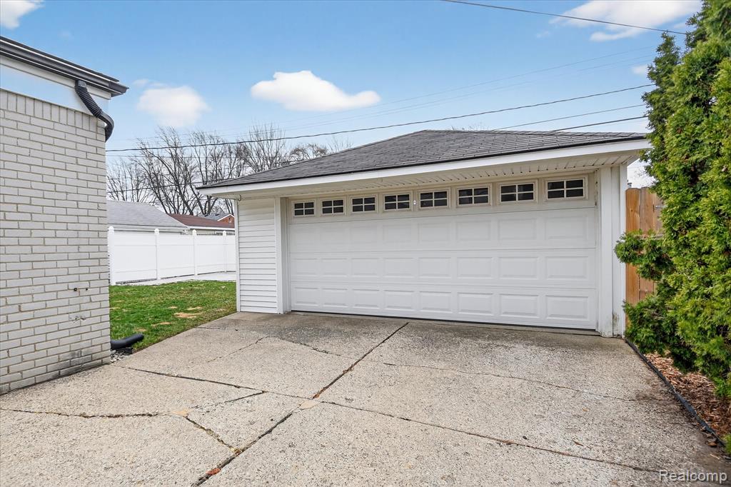 830 Mapleknoll Avenue, Madison Heights, MI 48071 — Photo 32