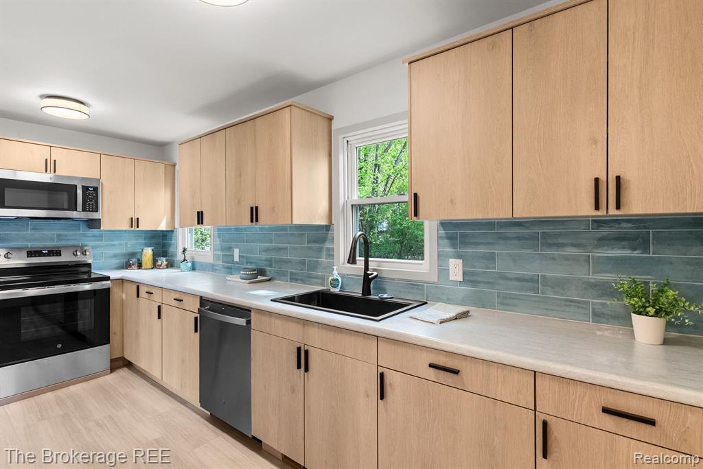 5857 BERKLEY Drive, Waterford, MI 48327 — Photo 8