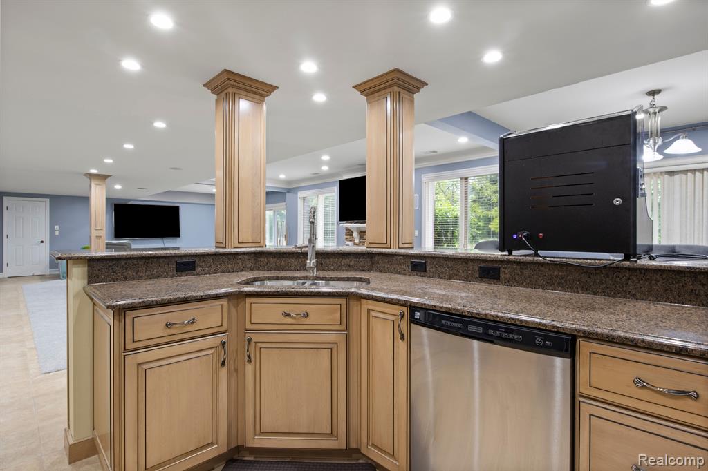 8151 ROLLING MEADOWS Drive, Canton, MI 48187 — Photo 75