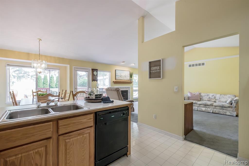 4304 W Pointe Drive, Waterford, MI 48329 — Photo 18