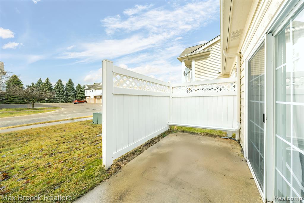 6104 ADDINGTON Drive, Commerce Twp, MI 48390 — Photo 27