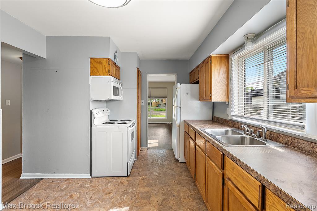 41 E Madge Avenue, Hazel Park, MI 48030 — Photo 6