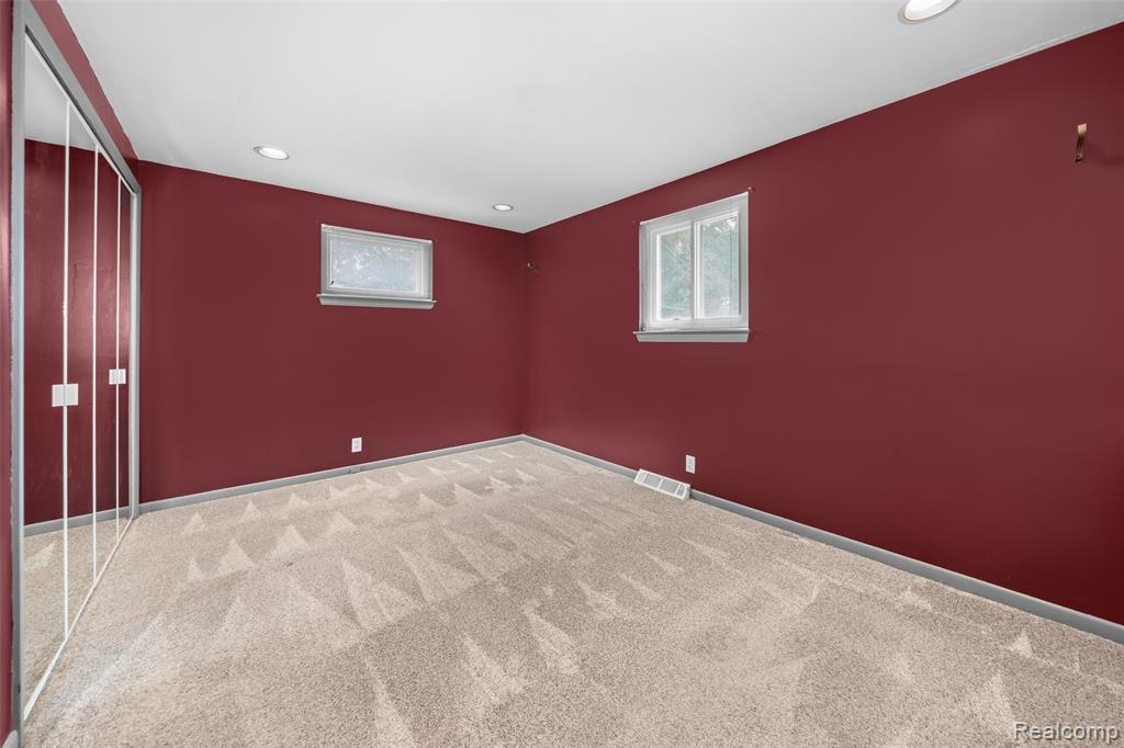 545 Woodbridge Circle, Waterford, MI 48327 — Photo 19