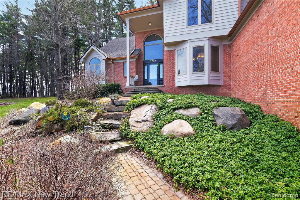 5721 Coralwood Court, Commerce Twp, MI 48382 — Photo 6