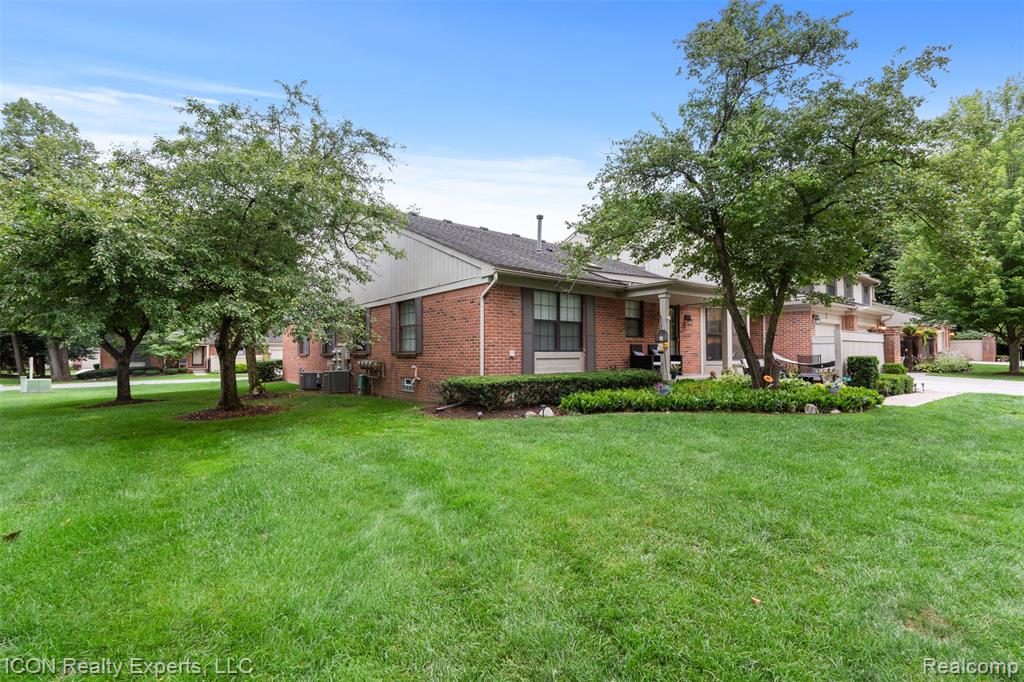 7208 Green Farm Road, 154, West Bloomfield, MI — Photo 3