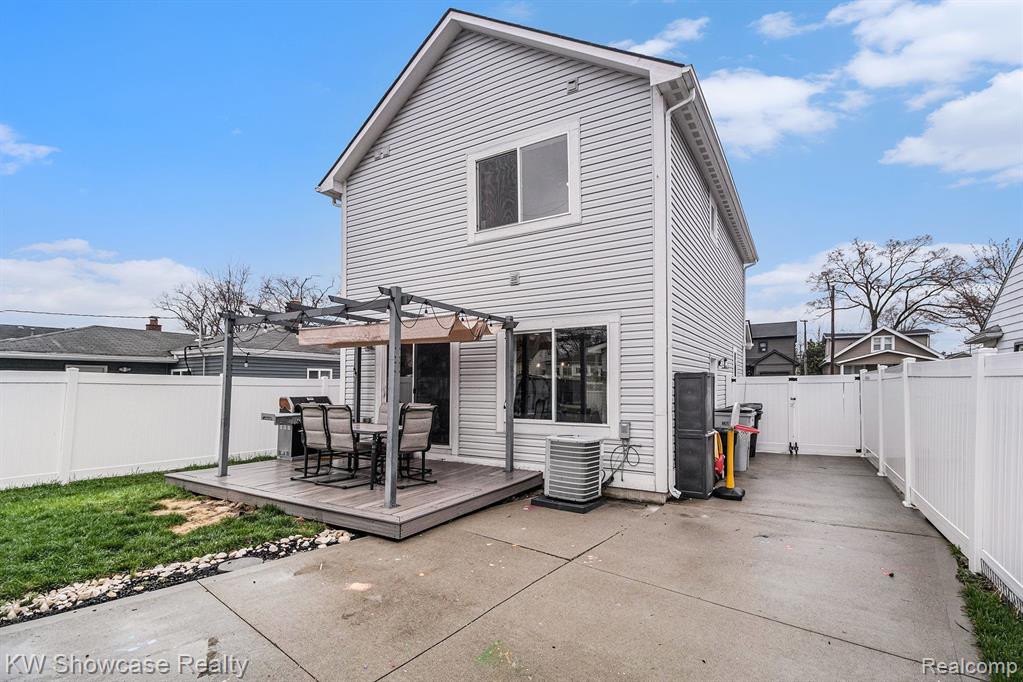 71 W SHEVLIN Avenue, Hazel Park, MI 48030 — Photo 15