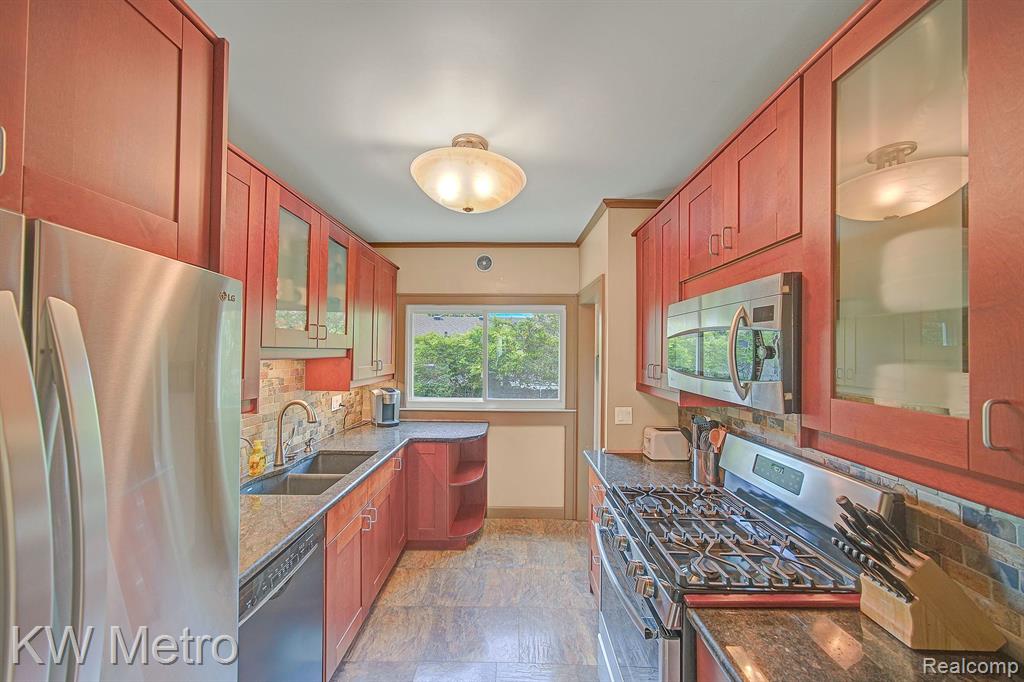 806 LOCKWOOD Road, Royal Oak, MI 48067 — Photo 15