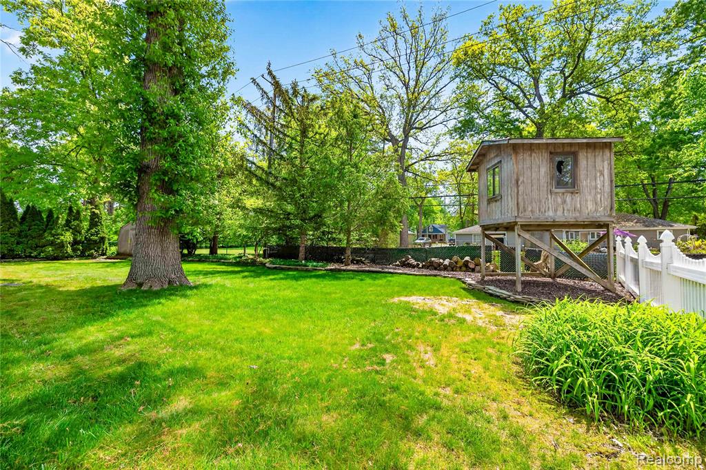 8733 Woodside Drive, Grosse Ile, MI 48138 — Photo 38