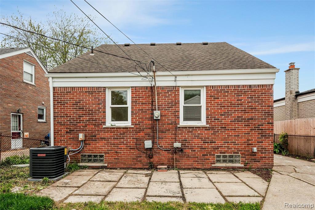 27935 Grant Street, Saint Clair Shores, MI 48081 — Photo 23