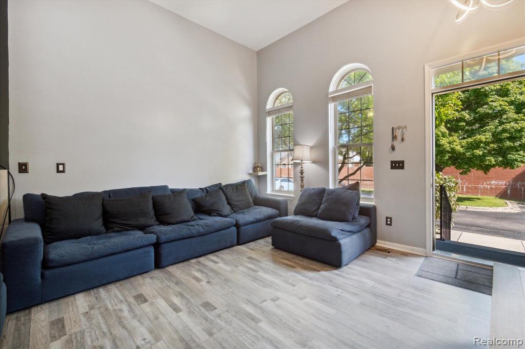 29265 GLEN OAKS Boulevard E, Farmington Hills, MI 48334 — Photo 4