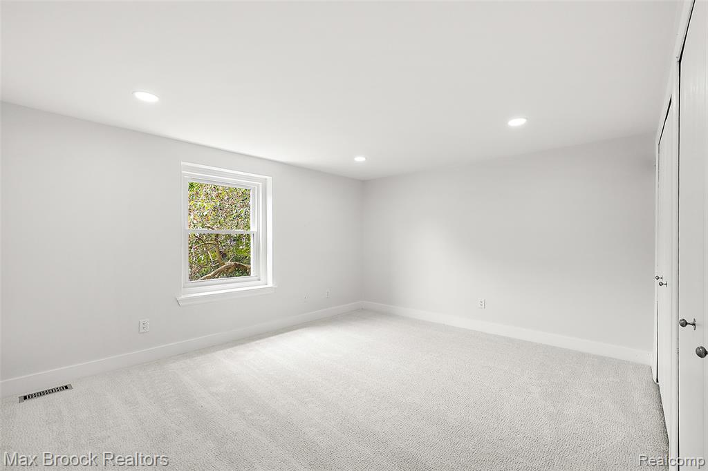 5362 Hertford Drive, Troy, MI 48085 — Photo 22